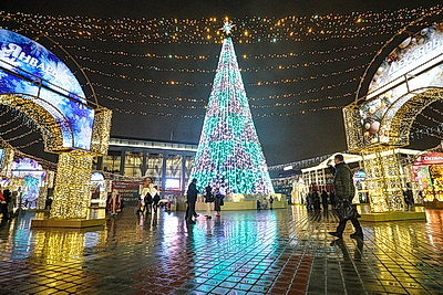 Новогодняя иллюминация превратила столицу в зимнюю сказку