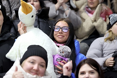 \"Хоккей глазами детей\": финальную сирену матча арена в Могилеве встретила \"мишкопадом\"