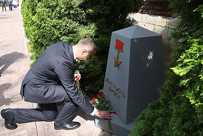 Крутой возложил в Смоленске цветы к Вечному огню в Сквере памяти героев