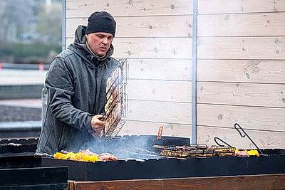 Зимняя сказка и вкусные угощения. Рождественская ярмарка открылась у Дворца спорта в Минске