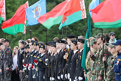 Память поколений. Участники \"Поезда Памяти\" возложили цветы к монументу Победы