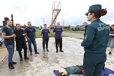 \"Один день с МЧС\": практический семинар для журналистов и блогеров провели в Борисовском районе