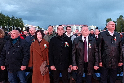 Акция \"Споем День Победы вместе!\" и фейерверк завершили празднование 9 Мая