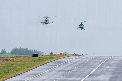 На учении \"Запад-2025\" военные самолеты посадили на автомобильную дорогу