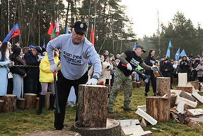 Невероятная атмосфера. Четвертый чемпионат по колке дров среди СМИ проходит в Минском районе