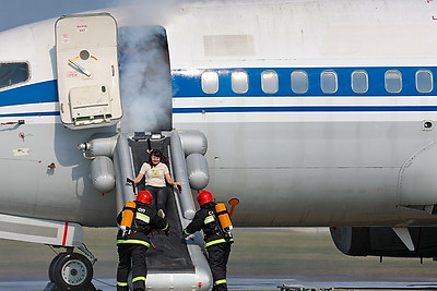 В Национальном аэропорту Минск прошло учение по тушению пожара и спасению людей
