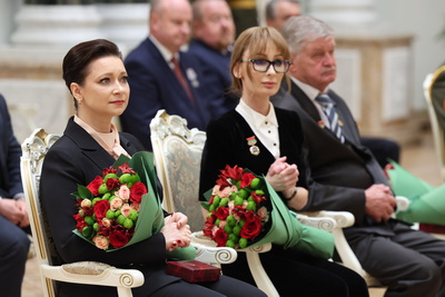 Лукашенко вручил государственные награды заслуженным представителям различных сфер