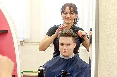 \"Золотые ножницы\" в деле. Более 20 парикмахеров сражаются за победу на конкурсе в Гомеле