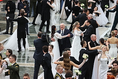 Вальс, кадриль и полонез. Дворец Независимости собрал участников красочного новогоднего бала