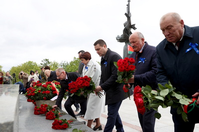 В праздник Первомая состоялось возложение цветов к стеле \"Минск - город-герой\"