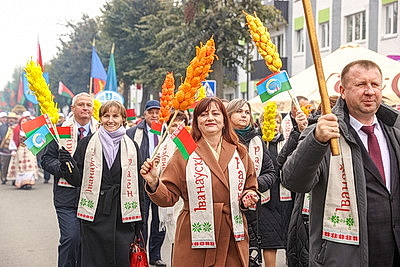 Памятник креветке, выставка караваев и подворий. В Белоозерске проходят \"Дажынкі-2025\"