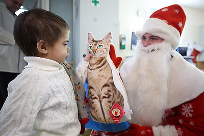 Чудеса как лекарство: к юным пациентам РНПЦ неврологии и нейрохирургии пришли Дед Мороз и Снегурочка