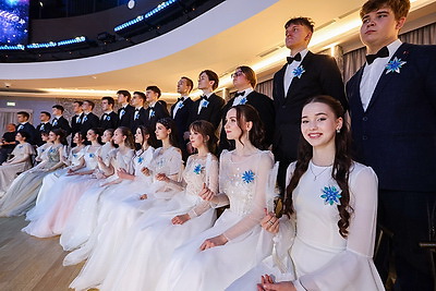 \"Атмосфера сказки!\". Более 40 пар кружились в танце на студенческом балу в Витебске