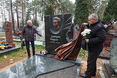 Памятник Змитроку Бядуле открыли на Восточном кладбище в Минске