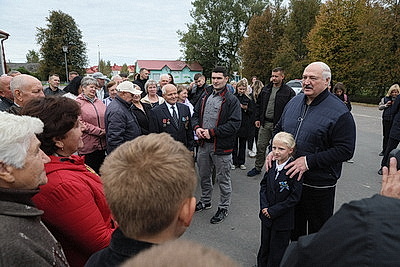 Лукашенко совершил рабочую поездку в Шкловский район