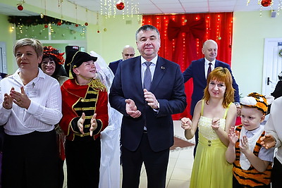 Детская площадка в подарок. Шулейко поздравил воспитанников пансионата \"Васильки\" в Щучинском районе