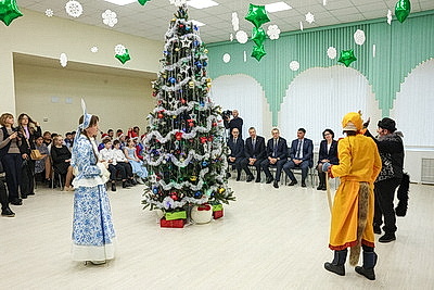 \"Место чудес\". Театрализованный новогодний праздник устроили в Белыничской школе-интернате