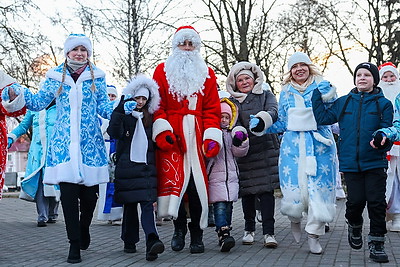 В Минске прошло шествие Дедов Морозов и Снегурочек