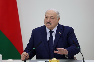 Лукашенко проголосовал на президентских выборах и провел пресс-конференцию для СМИ
