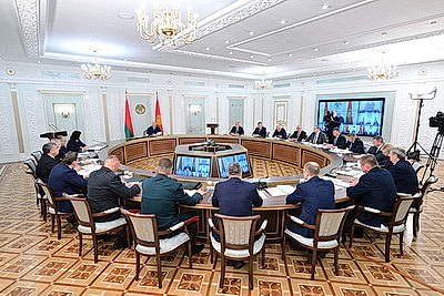 Лукашенко проводит селекторное совещание по уборочной кампании