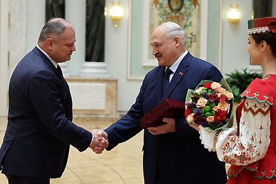 Лукашенко вручил первые Государственные знаки качества в истории суверенной Беларуси