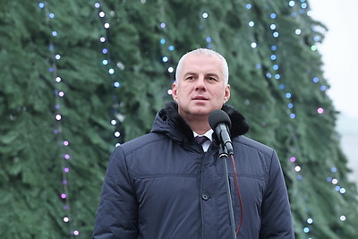 Новогодний автопарад и открытие резиденции Деда Мороза. В Могилеве дали старт праздничным мероприятиям