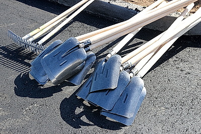 На братской могиле в Речицком районе трудится десант субботника