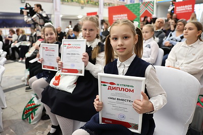 В детстве все краски ярче. В Минске наградили победителей конкурсов рисунков и сочинений на тему единства