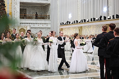 Вальс, кадриль и полонез. Дворец Независимости собрал участников красочного новогоднего бала