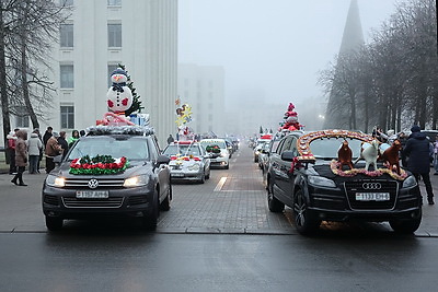 Новогодний автопарад и открытие резиденции Деда Мороза. В Могилеве дали старт праздничным мероприятиям