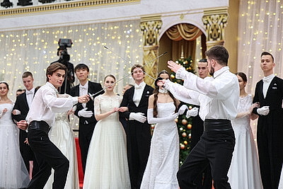 Вальс, кадриль и полонез. Дворец Независимости собрал участников красочного новогоднего бала