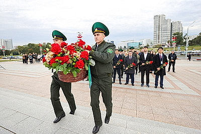 Участники молодежного форума СНГ и ЕАЭС возложили цветы к стеле \"Минск - город-герой\"