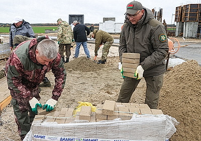 На братской могиле в Речицком районе трудится десант субботника