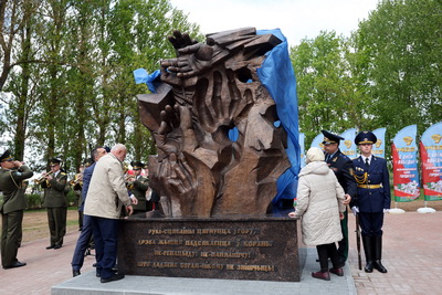 Памятный знак жертвам геноцида белорусского народа \"Древо жизни\" открыли в Витебске