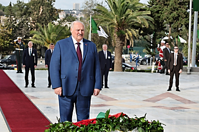 Лукашенко в Алжире возложил венок в мемориальном комплексе \"Памятник славы и мученичества\"