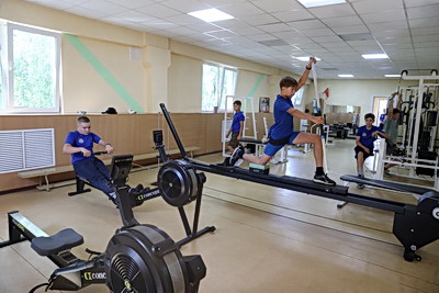 ФПБ подарила новые комбинированные гребные тренажеры для подготовки в Бресте юных спортсменов
