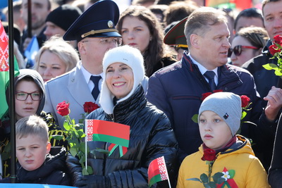 \"Беларусь помнит\": торжественная церемония возложения цветов проходит на площади Победы