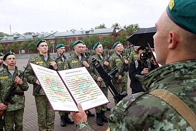 Молодое пополнение пограничников и военнослужащих внутренних войск приняли присягу в Брестской крепости