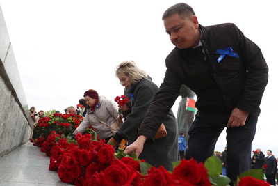 В праздник Первомая состоялось возложение цветов к стеле \"Минск - город-герой\"