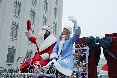 Новогодний автопарад и открытие резиденции Деда Мороза. В Могилеве дали старт праздничным мероприятиям