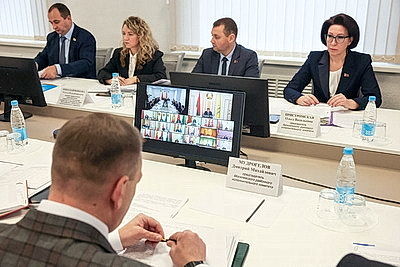 Вопросы животноводства и подготовка к посевной. Крутой посещает Могилевскую область