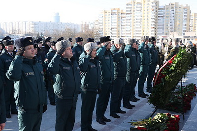 В День защитников Отечества к стеле \"Минск - город-герой\" возложили цветы
