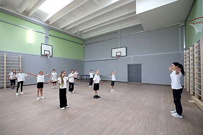 Современная и просторная. Новая школа в Боровлянах на 1 тыс. мест приняла первых учеников