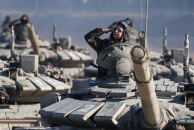 Тренировка парадных расчетов механизированной колонны проходит на аэродроме Липки