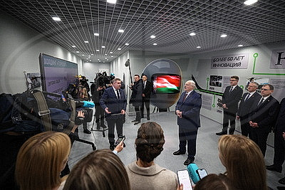 Лукашенко на \"Горизонте\" дал официальный старт массовому роботизированному производству телевизоров с ИИ