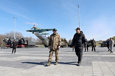 Придать мемориалу новый облик. Турчин провел субботник на Кургане Славы