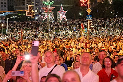 Гала-концерт \"Сильны в единстве, едины в песне\" собрал тысячи минчан у стелы \"Минск - город-герой\"