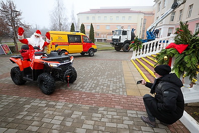 Новогодние подарки через окошки. Энергетики поздравили пациентов детской больницы Гродно