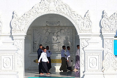 Высадка дерева удачи и храмовый комплекс Будды. Визит Лукашенко в Мьянму завершился культурной программой