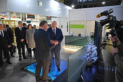 Лукашенко на \"Горизонте\" дал официальный старт массовому роботизированному производству телевизоров с ИИ